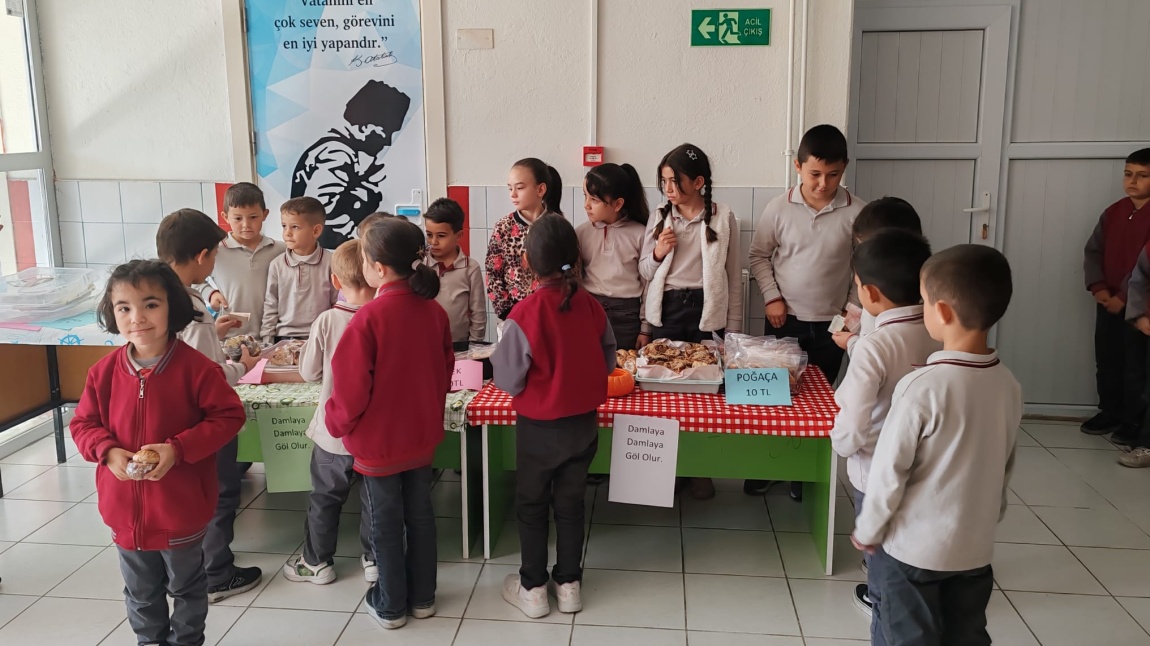 Okulumuzda 'İyilikte Yarışıyoruz' kermesi düzenledik.